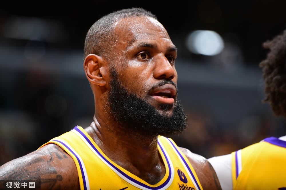 乔治被球迷拍到携爱妻在夜店门口排队入场 膝盖上还戴着护膝